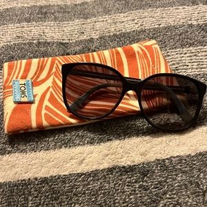 Toms “Kinshasa” Sandela black sunglasses
